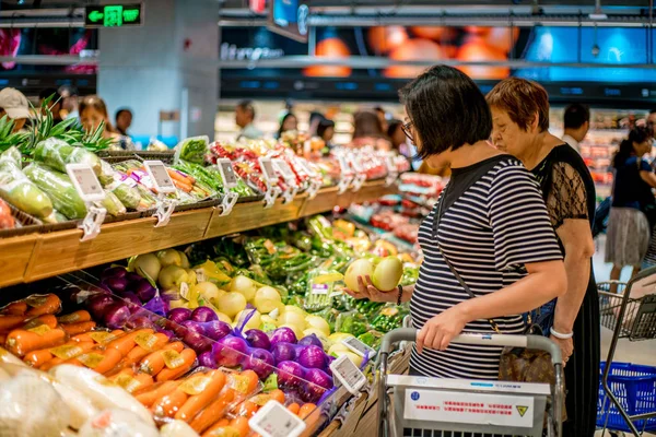 Chinese Customers Shop Vegetables Store O2O Fresh Produce Retailer Hemaxiansheng — Stock Photo, Image