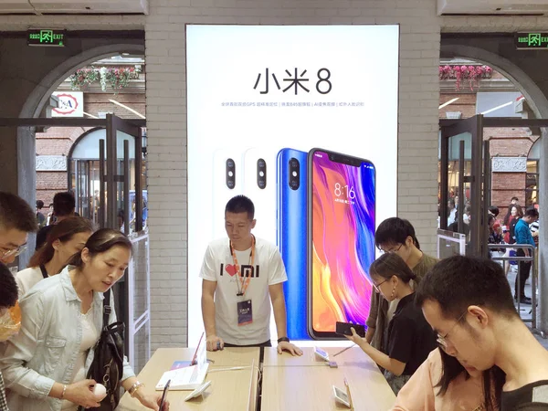 Customers Shop Xiaomi Store Wuhan City Central China Hubei Province — Stock Photo, Image
