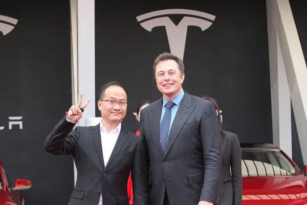 Tesla Ceo Elon Musk Right Pictured Delivery Ceremony Sales Center — Stock Photo, Image