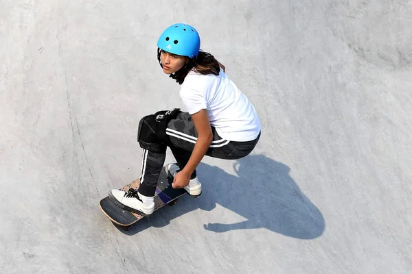 Jogador Compete Jogo Final Feminino Durante Campeonato Mundial Skate Park — Fotografia de Stock