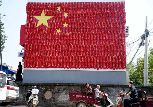 Lokalbefolkningen Rida Förbi Gigantisk Kinesisk Medborgare Flagga Gjord Skördade Chili — Stockfoto