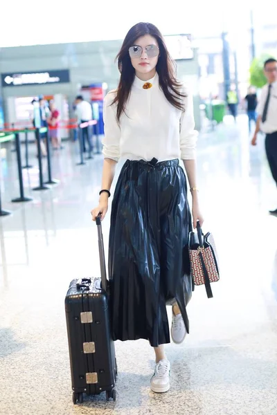 Chinees Model Sui Hij Hij Sui Arriveert Bij Shanghai Hongqiao — Stockfoto