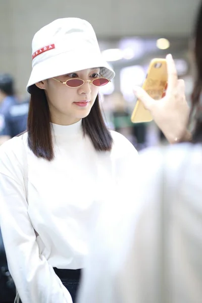 Atriz Chinesa Qin Chega Aeroporto Internacional Hongqiao Xangai Antes Partida — Fotografia de Stock