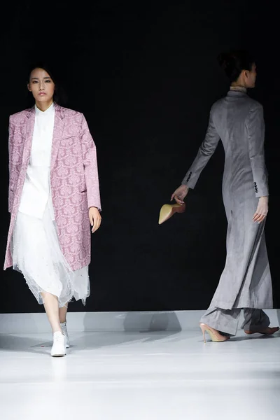 Model Displays New Creation Tracy Chu Fashion Show 2018 Beijing — Stock Photo, Image