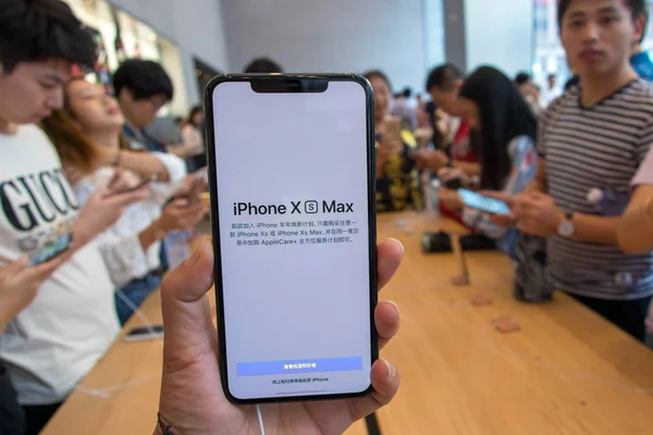 Китайский Клиент Опробовал Смартфон Iphone Max Магазине Nanjing Road Shopping — стоковое фото