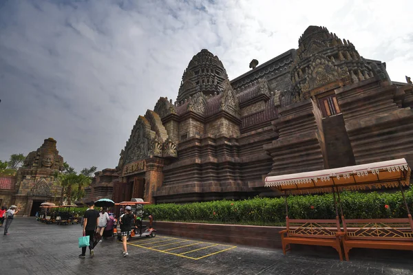 Los Turistas Visitan Una Réplica Del Complejo Templos Angkor Wat —  Fotos de Stock