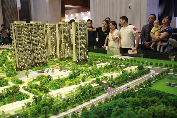 2018年9月2日 中国购房者在中国中部湖北省宜昌市的一个房地产上查看住宅物业项目的住房模型 — 图库照片