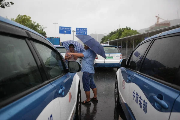 Los Taxis Hacen Cola Para Ser Recargados Fuertes Tormentas Fuertes —  Fotos de Stock