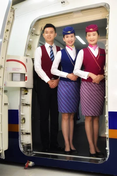 中国南方航空の客室乗務員が広州市に中国南部の広東省 2018 日のオープンの日の中に彼らのユニフォームを提示します — ストック写真