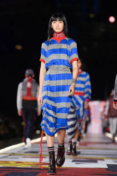 Modelo Muestra Una Nueva Creación Durante Desfile Tommy Hilfiger Tommynow —  Fotos de Stock