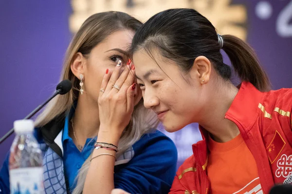 ルーマニアの卓球プレーヤー ベルナデット Szocs 左と中国のテーブル テニス プレーヤー丁寧 2018 Ittf 女子ワールド カップ — ストック写真