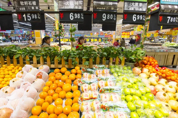 Clientes Compran Frutas Supermercado Ciudad Hai Ciudad Nantong Provincia Jiangsu —  Fotos de Stock