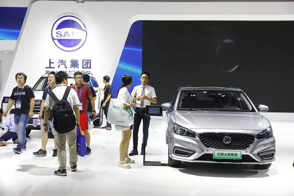 Kínai Látogatók Nézd Roewe Rx8 Hibrid Autók Saic Motor Kijelző — Stock Fotó