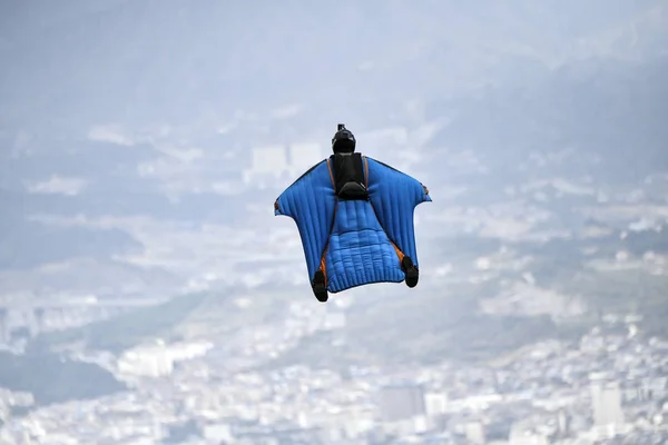 Wingsuit Flier Konkuruje Jak Skacze Klifu Podczas Liga Światowa Wingsuit — Zdjęcie stockowe