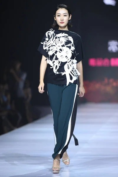 Модель Демонстрирует Новое Творение Показе Мод Yiyi Время Пекинской Недели — стоковое фото