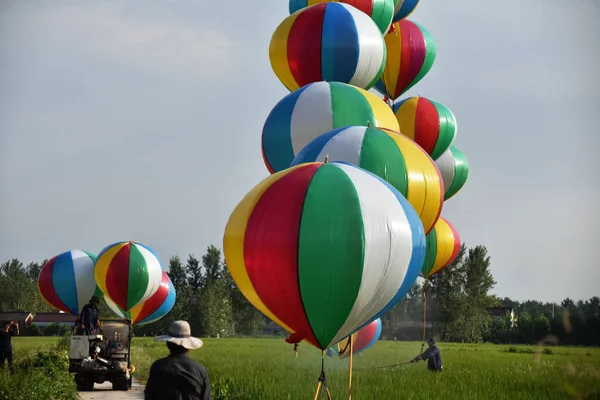 Agricultor Chinês Wang Shanjun Pulveriza Pesticidas Culturas Com Pulverizadores Suspensos — Fotografia de Stock