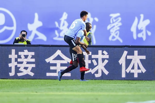 ジンバブエのフットボール選手大連 Yifang Nyasha Mushekwi を祝う彼のチームメイトのジン強 2018 中国サッカー協会スーパー リーグ Csl の中に — ストック写真