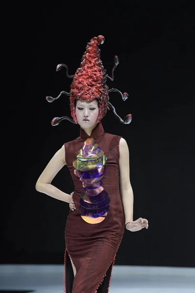 モデル のクラシックの山と海でのファッションショー 2018 北京ファッションウィーク期間中に北京 2018 日夢で新しい創造が表示されます — ストック写真