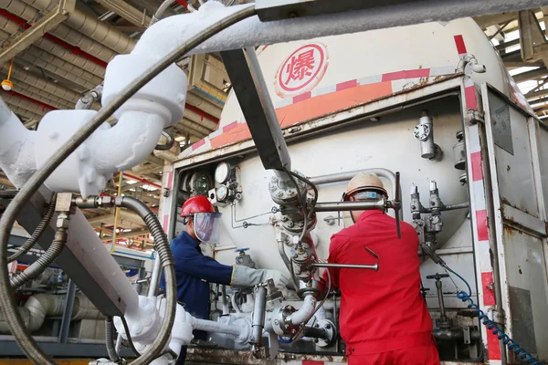 Κινέζων Εργατών Φορτώσει Ένα Δεξαμενόπλοιο Υγροποιημένο Φυσικό Αέριο Υφα Στο — Φωτογραφία Αρχείου