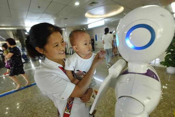 Una Madre China Ayuda Hijo Interactuar Con Una Recepcionista Robot —  Fotos de Stock