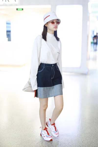 Kinesisk Skådespelerska Qin Anländer Shanghai Hongqiao International Airport Före Avgång — Stockfoto