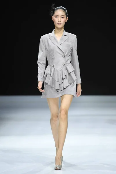 モデルはトレイシー チュー ファッションショー 2018 北京ファッションウィーク期間中に北京 2018 で新しい創造を表示します — ストック写真