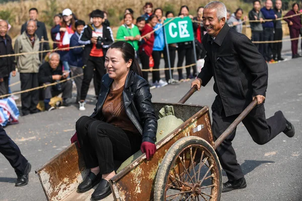 Ein Chinesischer Bauer Karrt Seine Frau Und Einen Gefüllten Sack — Stockfoto