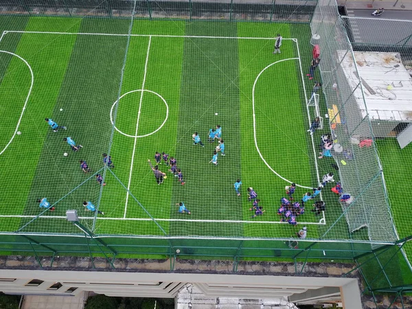 Этой Точки Зрения Дети Играют Футбол Футбольном Стадионе Построенном Крыше — стоковое фото