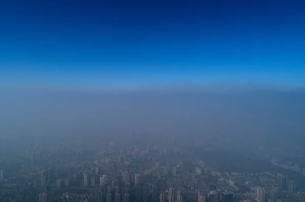 Uma Vista Aérea Arranha Céus Envoltos Por Nevoeiro Pesado Cidade — Fotografia de Stock