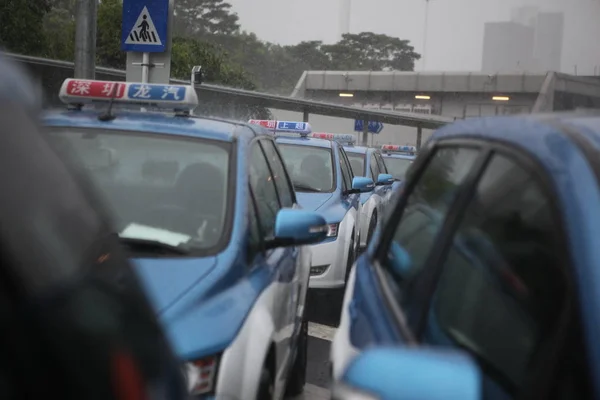 Taxi Rij Staan Worden Opgeladen Zwaar Onweer Sterke Wind Veroorzaakt — Stockfoto