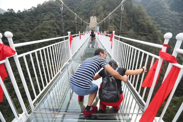 Turista Está Assustado Enquanto Caminha Ponte Suspensa Fundo Vidro Andares — Fotografia de Stock