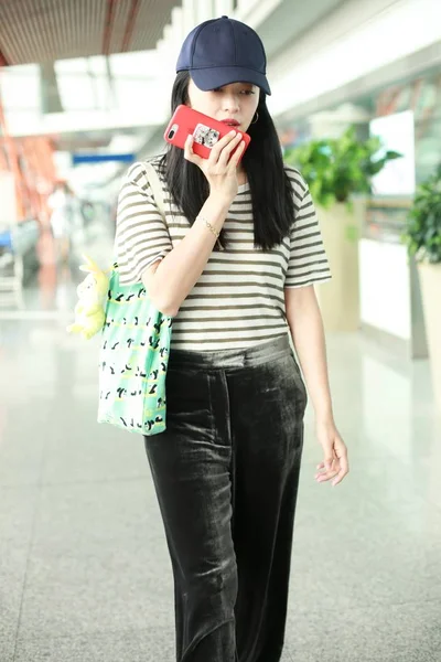 中国の女優ヤオチェン彼女は 2018 中国の北京で出発前に北京首都国際空港に到着 彼女のスマート フォンを使用してください — ストック写真