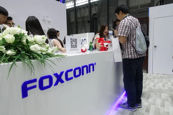 Persone Visitano Stand Foxconn Durante Una Mostra Shanghai Cina Luglio — Foto Stock