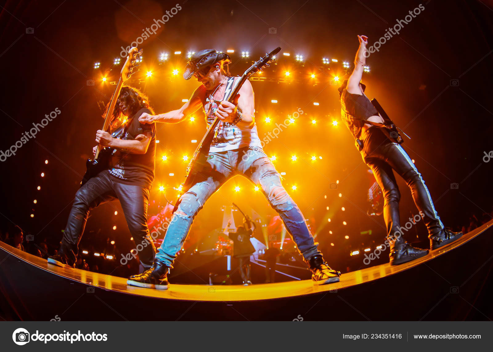 2018年11月21日德国摇滚乐队蝎子在中国上海举行的疯狂世界巡回演唱会音乐会上表演—— 库存社论照片© IC Photo #234351416