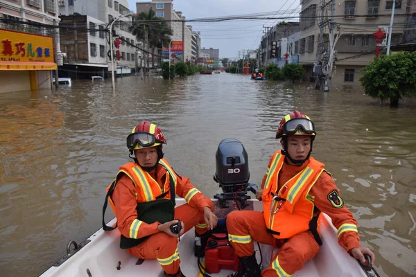 Китайские Спасатели Пути Эвакуации Местных Жителей Наводнение После Сильного Ливня — стоковое фото