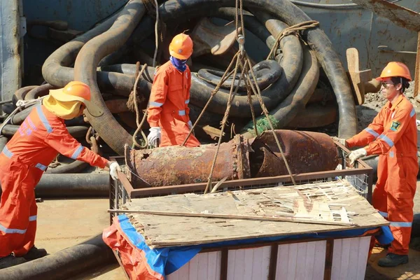 Trabalhadores Chineses Desenterram Equipamentos Armamento Bem Como Algumas Ferramentas Dos — Fotografia de Stock