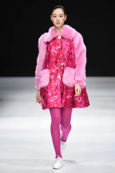 Modell Visar Skapelse Tracy Chu Modevisning Modeveckan 2018 Beijing Beijing — Stockfoto
