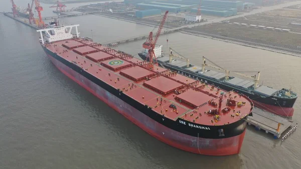 Ore Shanghai World Largest Ore Carrier Transporting Iron Ore Pictured — Stock Photo, Image
