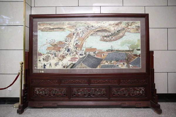 9月7日 中国姑姑用布片创作的 清明节沿江 清明上河图 图片在中国北京展出 — 图库照片