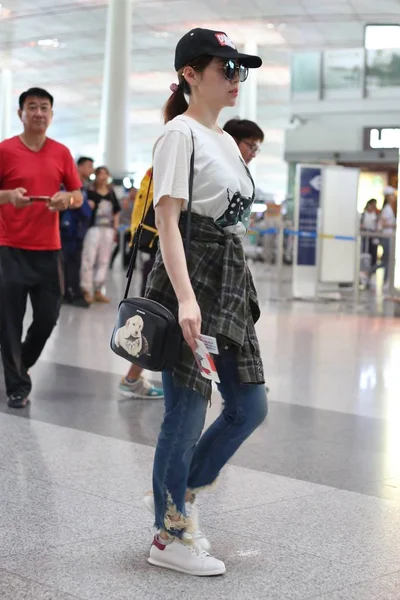 2018 中国の北京で出発前に北京首都国際空港に到着した中国の歌手ジェーン チャンかチャン Liangying — ストック写真