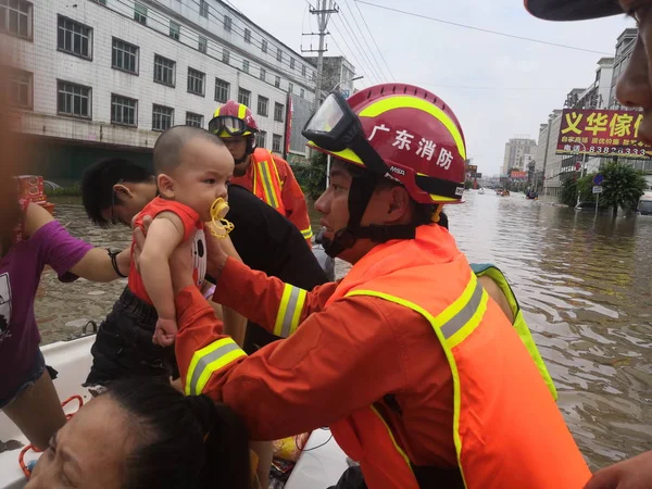 Китайские Спасатели Эвакуируют Ребенка Наводнение После Сильного Ливня Городе Шаньтоу — стоковое фото