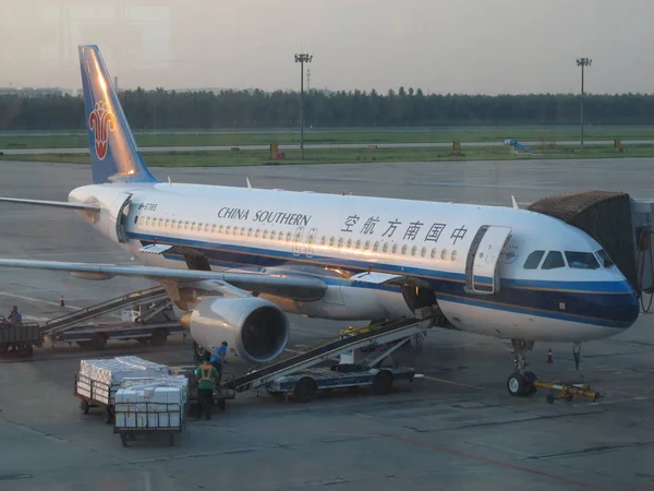 Самолет China Southern Airlines Можно Увидеть Шанхайском Международном Аэропорту Пудун — стоковое фото