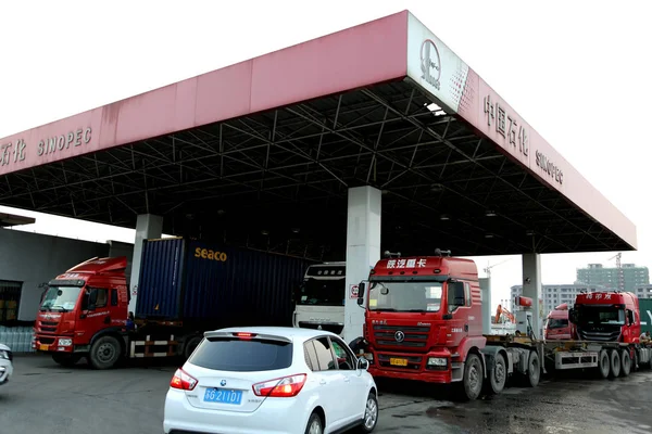 Camiones Remolques Alinean Para Repostar Una Gasolinera Sinopec Ciudad Lianyungang —  Fotos de Stock