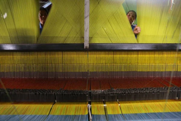 Trabalhadoras Chinesas Lidam Com Produção Fios Uma Fábrica Têxteis Cidade — Fotografia de Stock