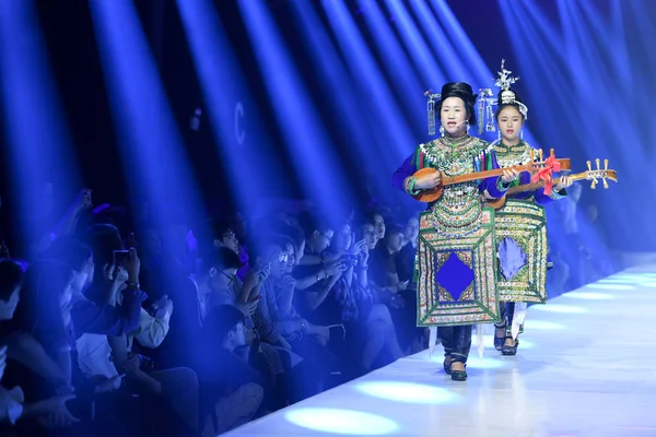 Los Modelos Exhiben Nuevas Creaciones Desfile Moda Yiyi Durante Semana — Foto de Stock