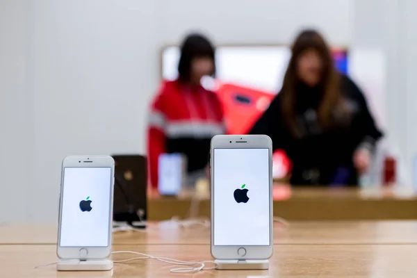Смартфоны Apple Продажи Магазине Apple Торговом Центре Шанхае Китай Августа — стоковое фото