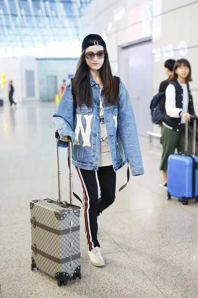 Kinesisk Skådespelerska Anländer Till Shanghai Pudong Internationella Flygplats Före Avgång — Stockfoto