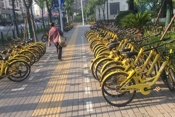 Fahrräder Des Chinesischen Fahrradverleihdienstes Ofo Stehen Auf Einer Straße Der — Stockfoto