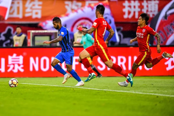 Brazilský Fotbalista Alex Teixeira Vlevo Jiangsu Suning Předává Míč Proti — Stock fotografie