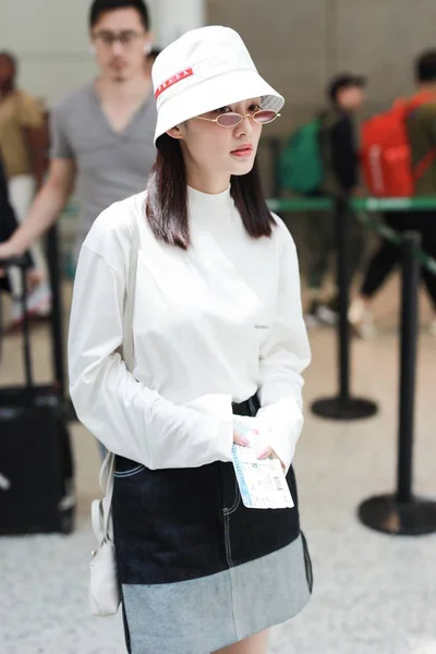 Kínai Színésznő Qin Megérkezik Shanghai Hongqiao Nemzetközi Repülőtértől Előtt Elutazás — Stock Fotó